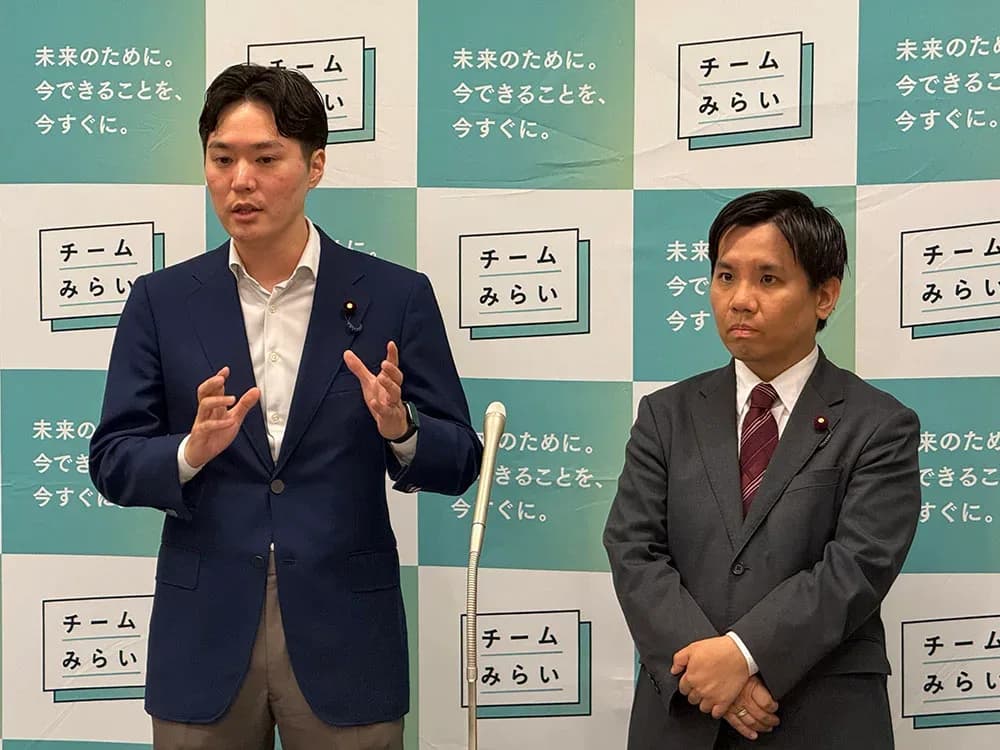 会見に応じる峰島侑也と高山聡史